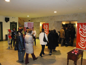 Momento de la entrada del público al teatro.